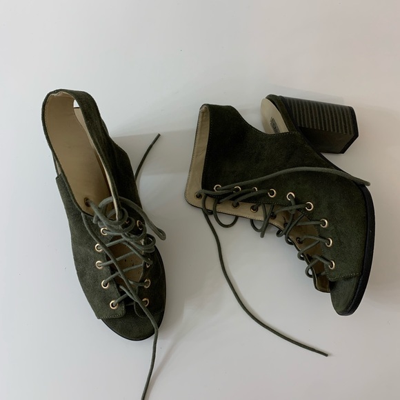 Shoes - Opened toes booties